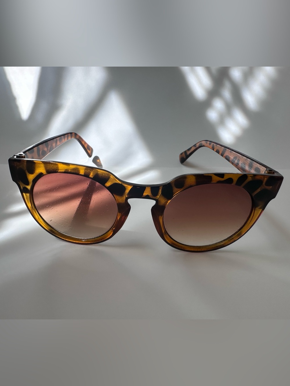 Tortoiseshell Round Sunglasses - Brown Gradient Lenses